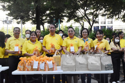 พิธีทำบุญตักบาตรถวายเป็นพระราชกุศล เนื่องในวันนวมินทรมหาราช ... พารามิเตอร์รูปภาพ 1