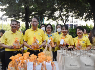 พิธีทำบุญตักบาตรถวายเป็นพระราชกุศล เนื่องในวันนวมินทรมหาราช ... พารามิเตอร์รูปภาพ 2