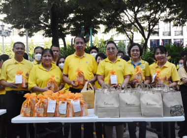 พิธีทำบุญตักบาตรถวายเป็นพระราชกุศล เนื่องในวันนวมินทรมหาราช ... พารามิเตอร์รูปภาพ 3