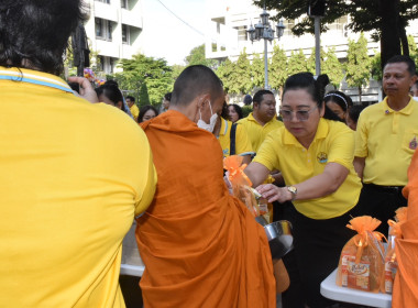 พิธีทำบุญตักบาตรถวายเป็นพระราชกุศล เนื่องในวันนวมินทรมหาราช ... พารามิเตอร์รูปภาพ 7