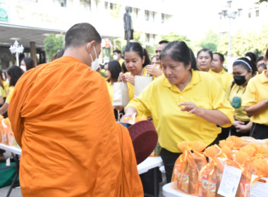 พิธีทำบุญตักบาตรถวายเป็นพระราชกุศล เนื่องในวันนวมินทรมหาราช ... พารามิเตอร์รูปภาพ 8