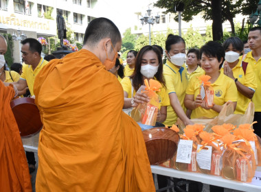 พิธีทำบุญตักบาตรถวายเป็นพระราชกุศล เนื่องในวันนวมินทรมหาราช ... พารามิเตอร์รูปภาพ 12