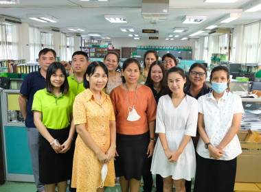 ผู้อำนวยการฯ ร่วมแสดงความยินดีและถ่ายภาพรวม กับ นางสาววาสนา ... พารามิเตอร์รูปภาพ 6