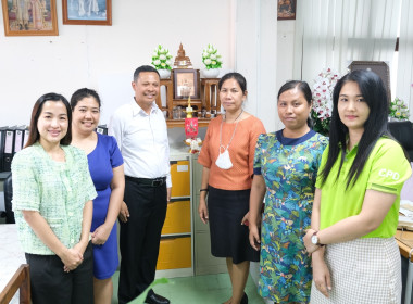 ผู้อำนวยการฯ ร่วมแสดงความยินดีและถ่ายภาพรวม กับ นางสาววาสนา ... พารามิเตอร์รูปภาพ 4