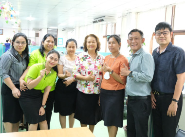 ผู้อำนวยการฯ ร่วมแสดงความยินดีและถ่ายภาพรวม กับ นางสาววาสนา ... พารามิเตอร์รูปภาพ 7