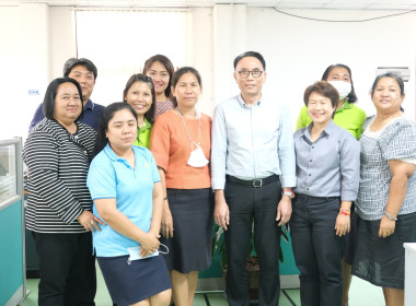 ผู้อำนวยการฯ ร่วมแสดงความยินดีและถ่ายภาพรวม กับ นางสาววาสนา ... พารามิเตอร์รูปภาพ 3