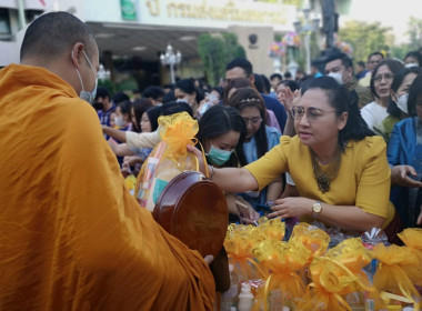 บุคลากร กพน. ร่วมตักบาตรแด่พระภิกษุสงฆ์ และสามเณร ณ ... พารามิเตอร์รูปภาพ 10