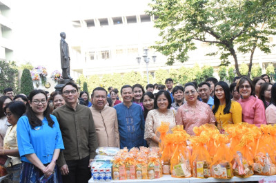 บุคลากรกองฯ ร่วมตักบาตรข้าวสารอาหารแห้งแด่พระภิกษุสงฆ์ ... พารามิเตอร์รูปภาพ 1