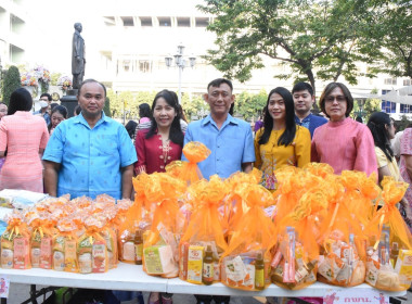 บุคลากรกองฯ ร่วมตักบาตรข้าวสารอาหารแห้งแด่พระภิกษุสงฆ์ ... พารามิเตอร์รูปภาพ 1