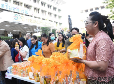 บุคลากรกองฯ ร่วมตักบาตรข้าวสารอาหารแห้งแด่พระภิกษุสงฆ์ ... พารามิเตอร์รูปภาพ 4