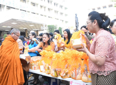 บุคลากรกองฯ ร่วมตักบาตรข้าวสารอาหารแห้งแด่พระภิกษุสงฆ์ ... พารามิเตอร์รูปภาพ 3