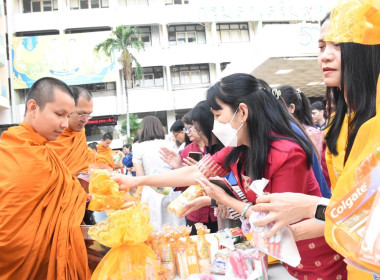 บุคลากรกองฯ ร่วมตักบาตรข้าวสารอาหารแห้งแด่พระภิกษุสงฆ์ ... พารามิเตอร์รูปภาพ 5