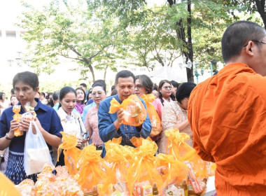 บุคลากรกองฯ ร่วมตักบาตรข้าวสารอาหารแห้งแด่พระภิกษุสงฆ์ ... พารามิเตอร์รูปภาพ 6