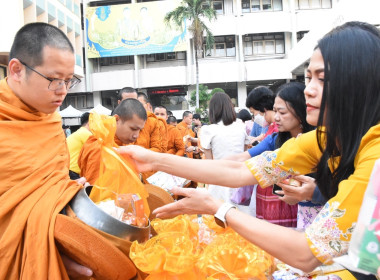 บุคลากรกองฯ ร่วมตักบาตรข้าวสารอาหารแห้งแด่พระภิกษุสงฆ์ ... พารามิเตอร์รูปภาพ 7