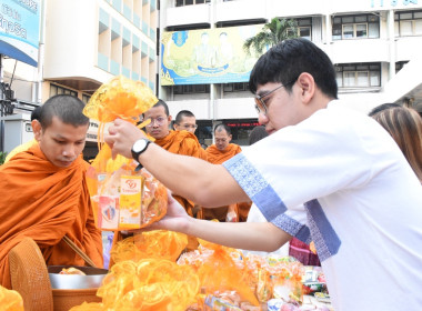 บุคลากรกองฯ ร่วมตักบาตรข้าวสารอาหารแห้งแด่พระภิกษุสงฆ์ ... พารามิเตอร์รูปภาพ 8