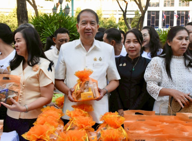 บุคลากร กพน. ร่วมตักบาตรข้าวสารอาหารแห้ง ... พารามิเตอร์รูปภาพ 1