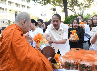 บุคลากร กพน. ร่วมตักบาตรข้าวสารอาหารแห้ง ... พารามิเตอร์รูปภาพ 14