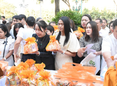 บุคลากร กพน. ร่วมตักบาตรข้าวสารอาหารแห้ง ... พารามิเตอร์รูปภาพ 15