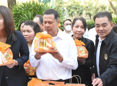 บุคลากร กพน. ร่วมตักบาตรข้าวสารอาหารแห้ง ... พารามิเตอร์รูปภาพ 16