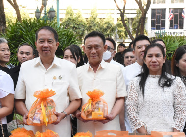 บุคลากร กพน. ร่วมตักบาตรข้าวสารอาหารแห้ง ... พารามิเตอร์รูปภาพ 3