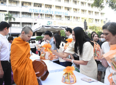 บุคลากร กพน. ร่วมตักบาตรข้าวสารอาหารแห้ง ... พารามิเตอร์รูปภาพ 21