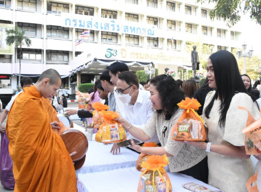 บุคลากร กพน. ร่วมตักบาตรข้าวสารอาหารแห้ง ... พารามิเตอร์รูปภาพ 22