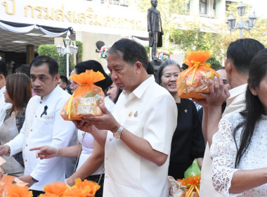 บุคลากร กพน. ร่วมตักบาตรข้าวสารอาหารแห้ง ... พารามิเตอร์รูปภาพ 8